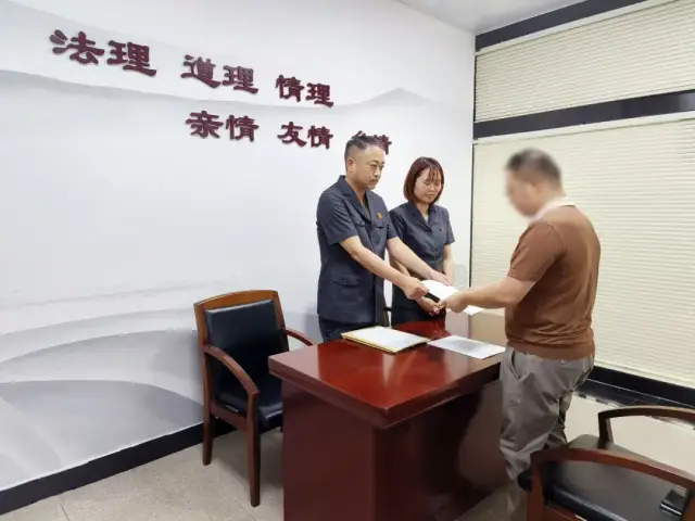 法官向一起離婚案件當事人發出《關愛未成年人提示》