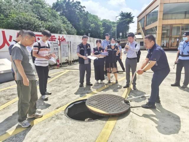 執行法官在騰退現場檢查油氣罐安全